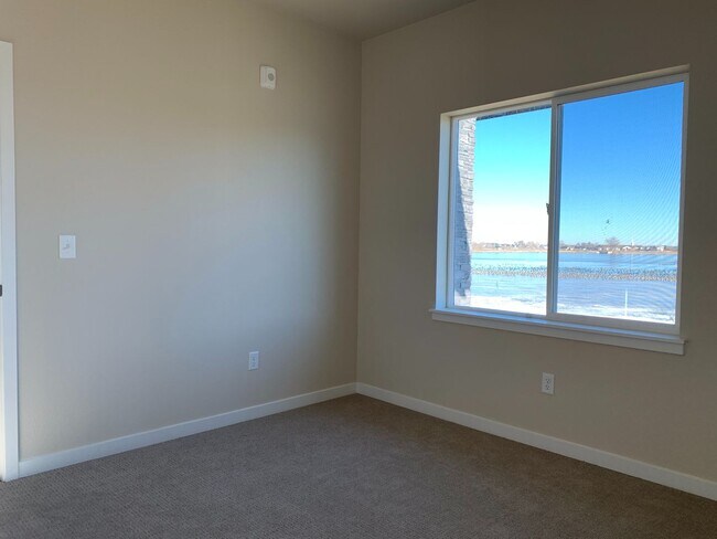 Building Photo - Fantastic Condo on Windsor Lake