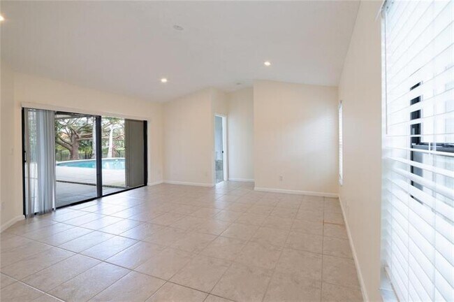 Building Photo - 1260 NW 101st Ave