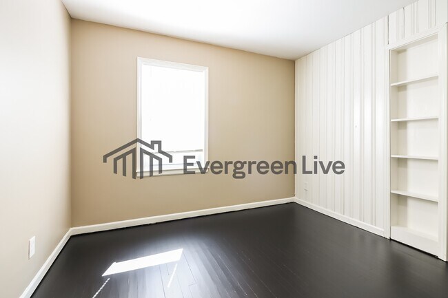 Building Photo - 1115 W 24TH St S