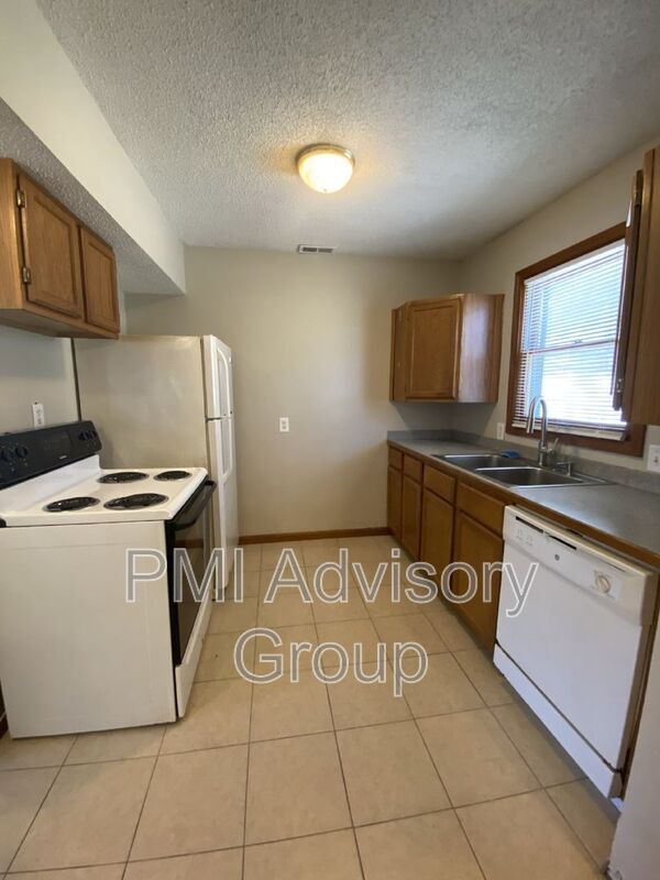 Building Photo - 2020 SW Atwood Ave