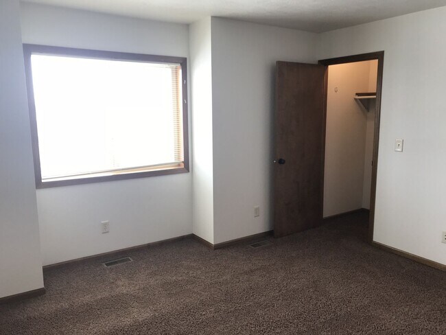Building Photo - 2 Bed/1.5 Bath Townhome For Rent!