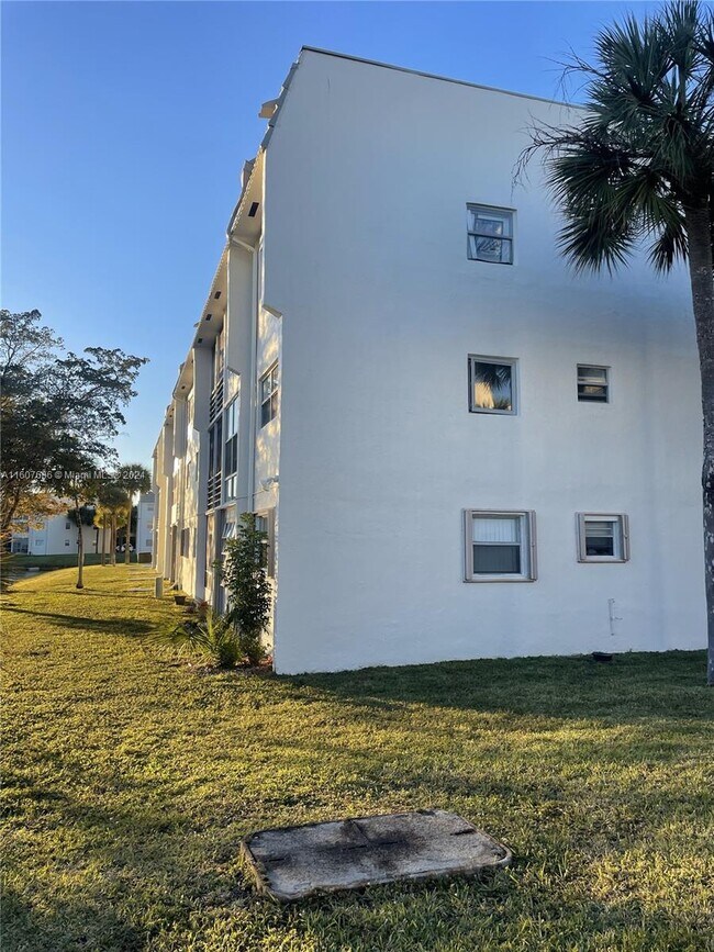 Building Photo - 8510 Sunrise Lakes Blvd