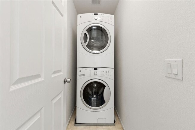 Building Photo - Welcome Home! 3 Bd, 2.5 Bths, 2-Car Garage, Open Floor Plan - Southwest