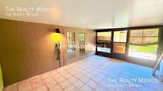 Building Photo - 124 Clear Lake Cir