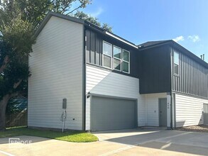 Building Photo - 450 Huisache St
