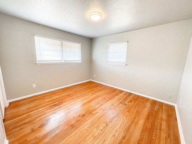 Building Photo - 3 Bed/1.5 Bath/2 car garage home in Midwest City.