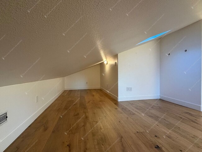 Building Photo - Find a piece of serenity in Historic Old Bend! (Unfurnished)