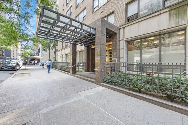 Building Photo - 210 E 47th St