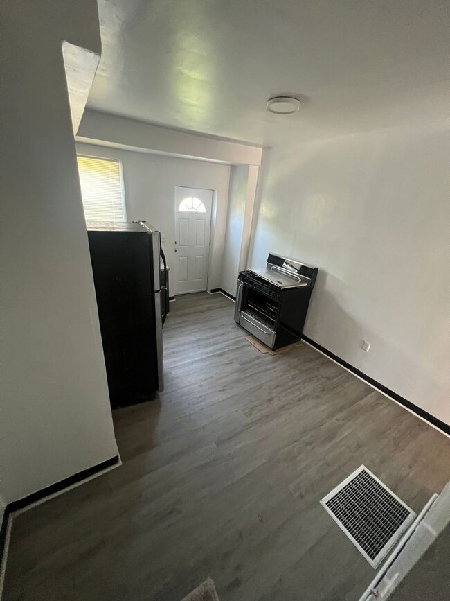 Building Photo - Recently Renovated 2 Bed 1 Bath Ready To M...