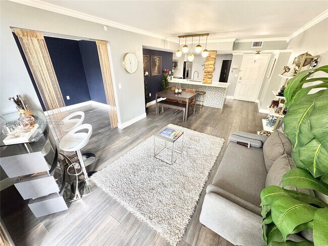 Building Photo - 520 SE 5 Ave