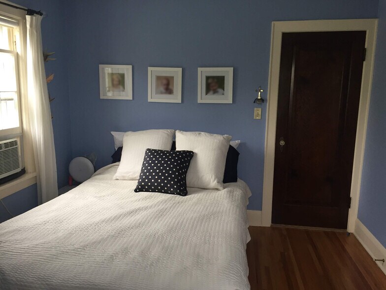 Small bedroom is currently being used as the master. - 1347 W Highland Pkwy
