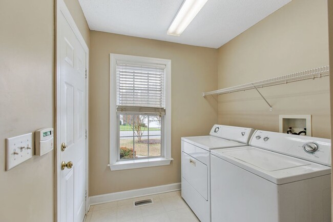 Building Photo - Adorable Ranch Home With Garage and Screen...