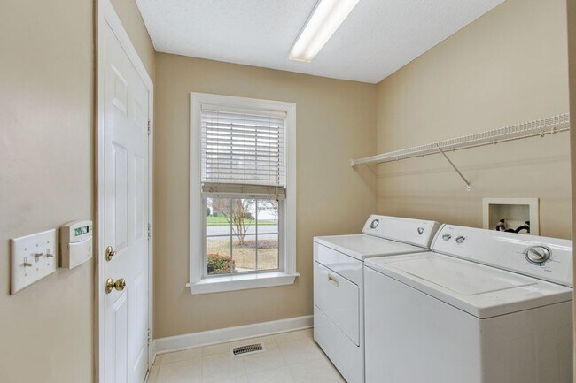 Building Photo - Adorable Ranch Home With Garage and Screen Porch!