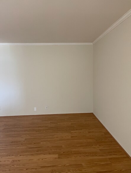 Living Room (Empty) - 2041 Euclid St