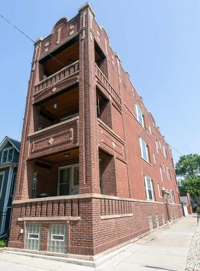 Building Photo - 3338 N Wolcott Ave