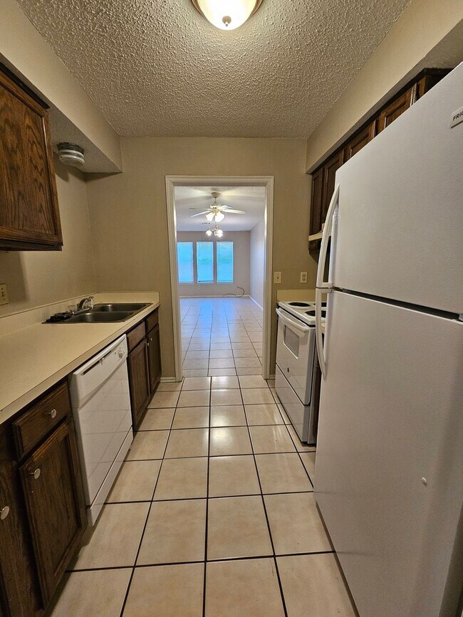 Building Photo - (2) Bed/(2) Bath Duplex Avail NOW! Small Pet Negotiable!