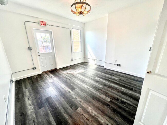 Building Photo - Beaver - Luxury 2 Bedroom, 1 Bathroom, located in downtown shopping district.