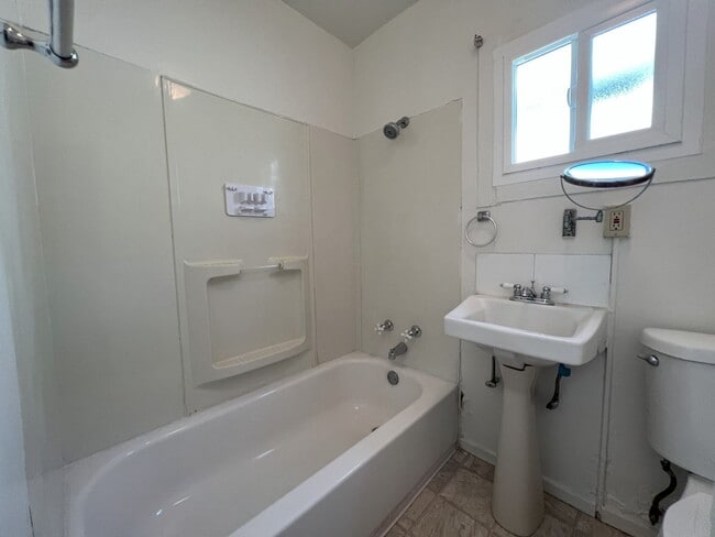 Building Photo - One Bedroom Unit in National City