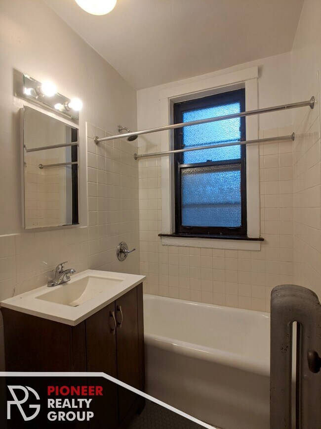 Building Photo - 2100 W Ainslie St