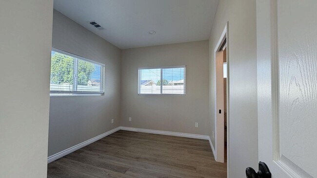 Building Photo - 1018 College Ave