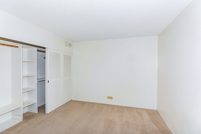 Building Photo - Aloha Towers - 2 bedroom, 2 bath corner unit with 1 covered parking stall