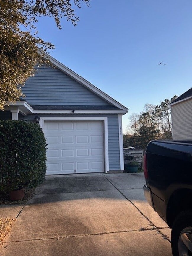 Building Photo - Quaint 3BR /2BA home with new carpet!