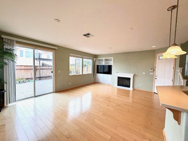 Building Photo - Spacious 4BR / 2.5BA Home in Prime Pittsburgh CA Location