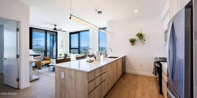 Building Photo - 817 N 6th St