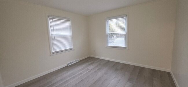 Building Photo - 3 Maple Ave