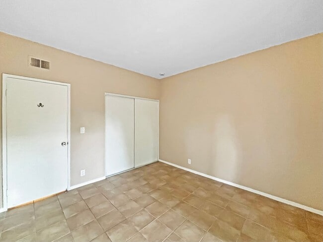 Building Photo - Beautiful 3BD/3BA Townhouse in Fashion Val...