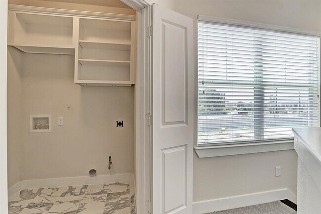Building Photo - 8808 Hollister Pine Ct