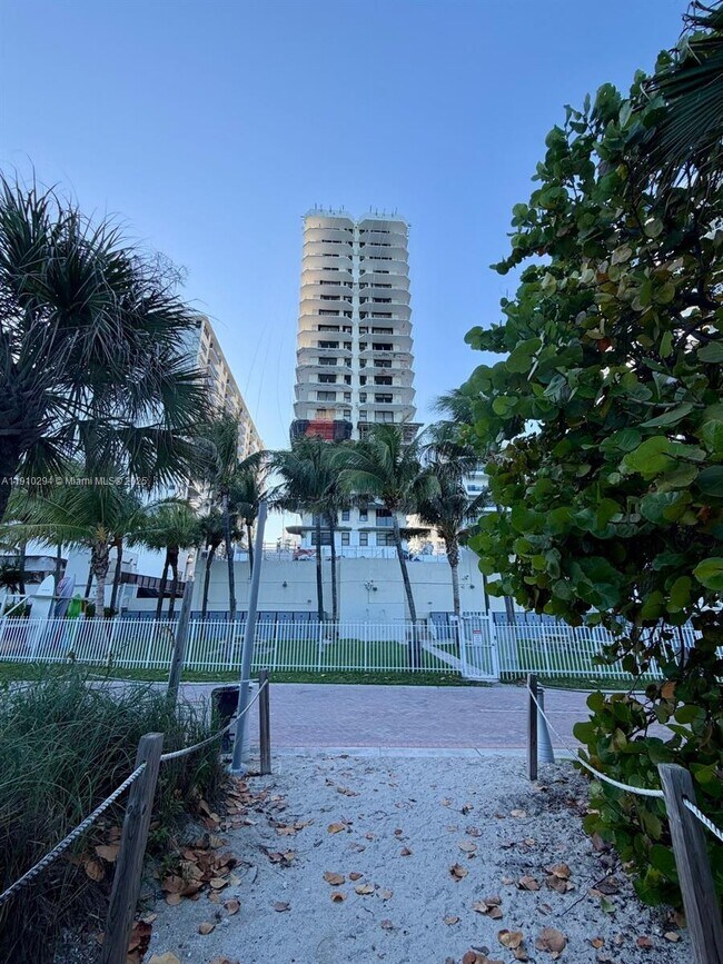 Building Photo - 6061 Collins Ave