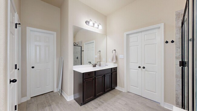 Building Photo - Spacious 4-bedroom, 2.5 bath, 3 car garage...