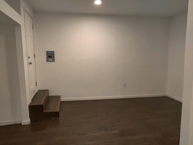 Building Photo - 1114 S Oak St