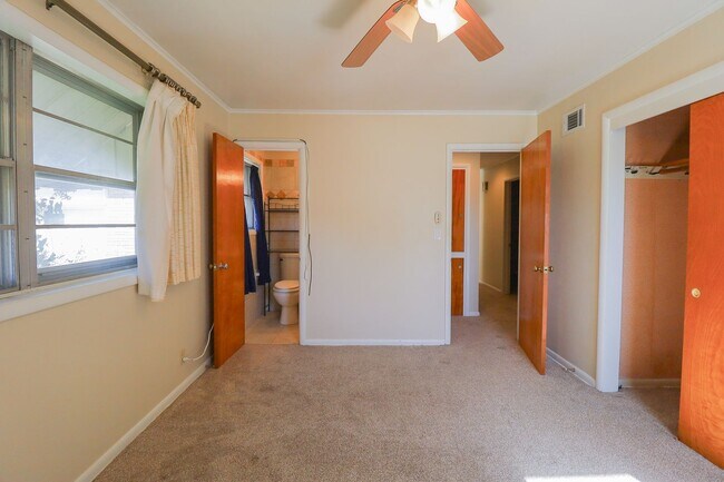 Building Photo - 3 Bed Mid-Town Beaut! Available for Immedi...