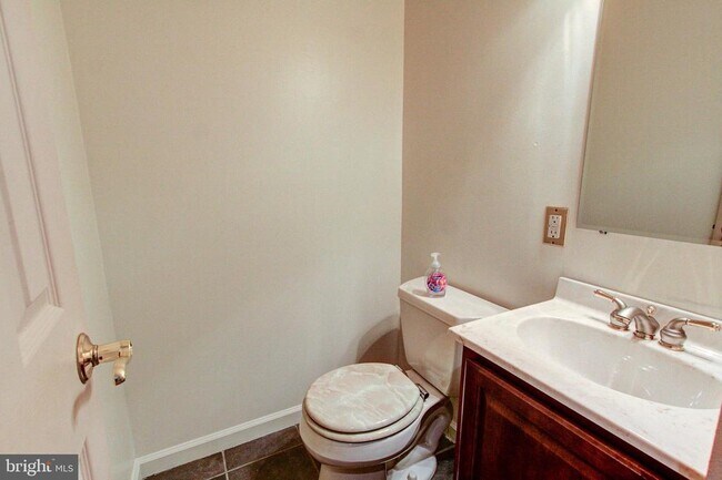 Building Photo - 204 Saratoga Ct