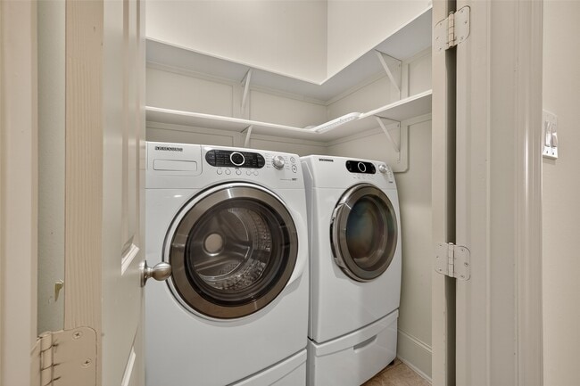 Building Photo - 931 W 23rd St