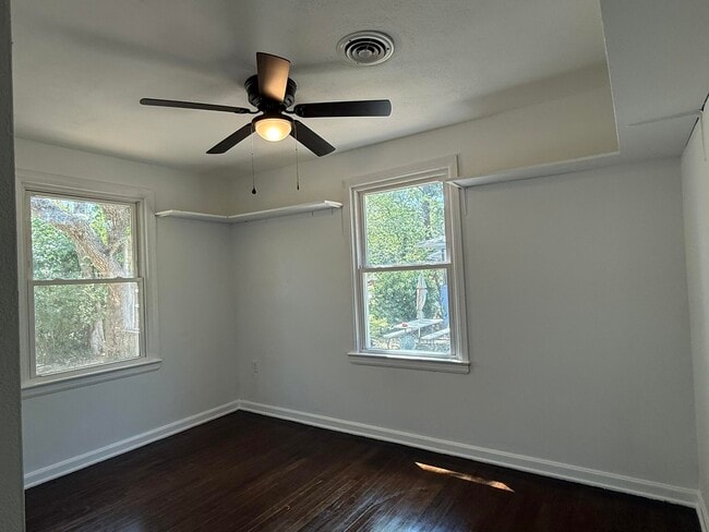 Building Photo - 244 Greenbrier Dr NE