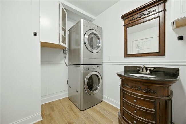 Building Photo - 2220 Spring Mill Cove