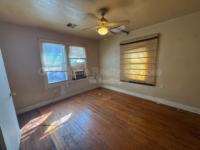 Building Photo - 2225 Glen Ellyn St