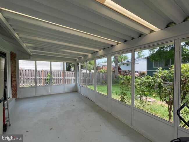 Building Photo - 9913 Pomona Dr