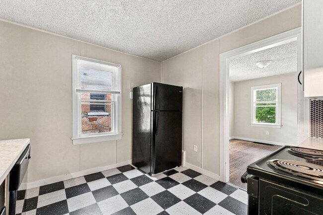 Building Photo - 512 E Cozy St