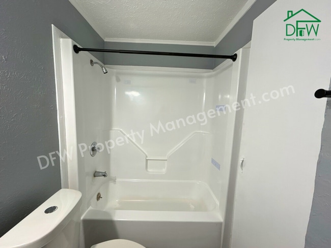 Building Photo - Charming 2-Bedroom Upstairs Apartment in Irving – Convenient Location, Fenced Yard, and More!