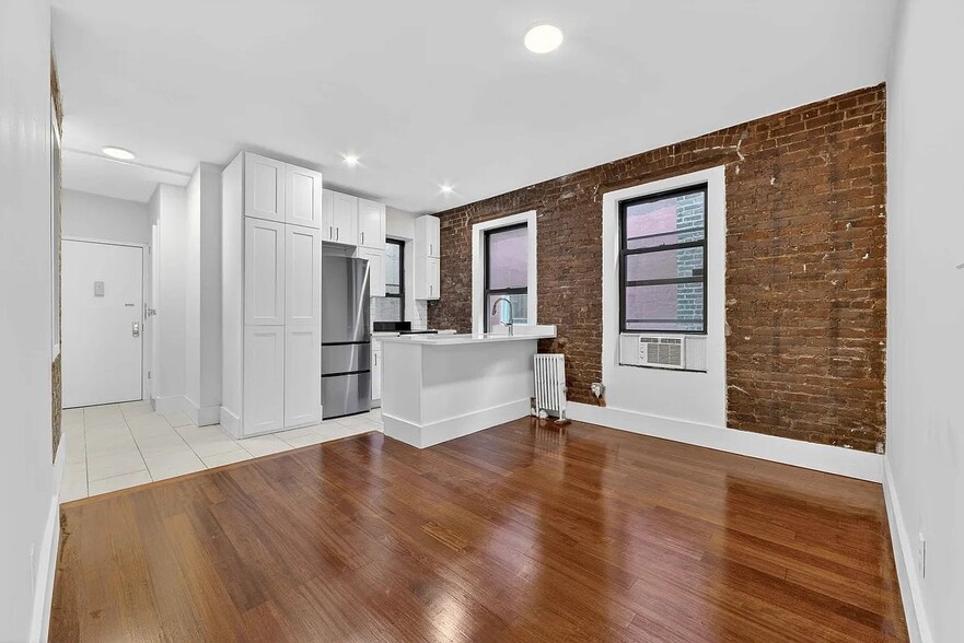 Building Photo - 7 Carmine St
