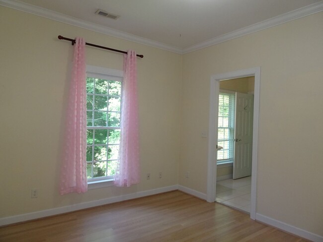 Building Photo - 4 Bedroom 3.5 bathroom Rental Home in Ford...