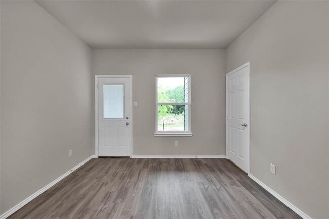 Building Photo - 419 E Avenue G