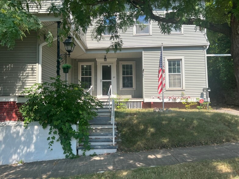 Building Photo - 217 Oneida St