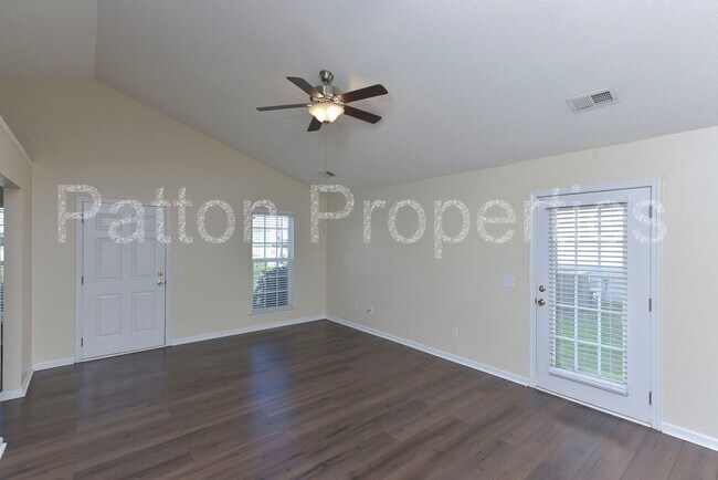 Building Photo - 295 Legend Oaks Dr