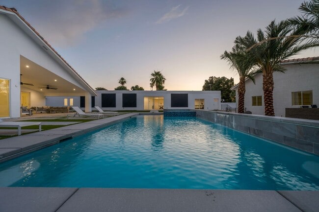 Building Photo - Meticulously renovated single-story contemporary estate