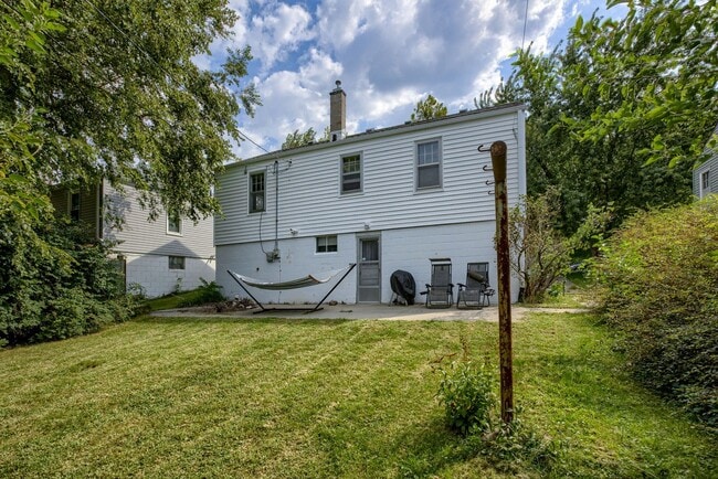 Building Photo - Charming 2 Bedroom With Spacious Living In...